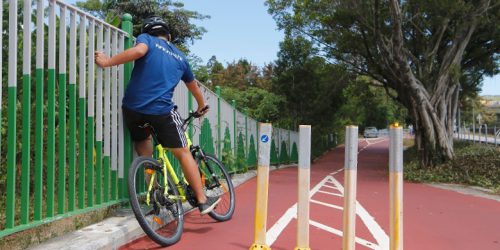 新單車徑設置過多防撞膠柱，把路面收窄至僅一部單車可通過。